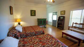 Quarto básico, 2 camas Queen, vista para o lago | Wi-Fi de cortesia