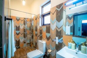 A bathroom with a shower, toilet, sink, and a window. - Sea La Vie Hotel Negombo (Negombo)