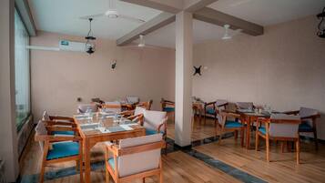 Habitación de lujo doble, balcón, vistas al mar | Restauración