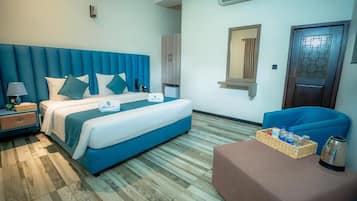 Habitación de lujo doble, balcón, vistas al mar | Espacio para trabajar con un portátil y wifi gratis