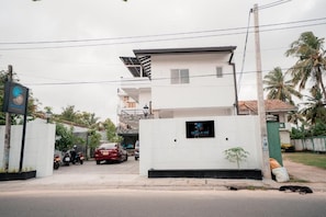 Um edifício moderno de dois andares com uma placa que diz 'SEA LA VIE'.
