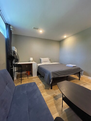 Basement Queen Bedroom-E（Private Room，Shared Bathroom）