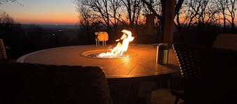 4-bed 3 bath Fay, WF 17 acrs ,above grnd pool, hot tub 10 min to U of A, Dickson