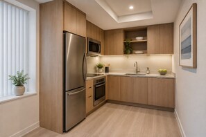 Eine moderne Küche mit Holzschränken, Edelstahlgeräten, einer Mikrowelle und einem Spülbecken.