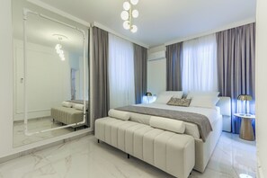 Room - Magical Villa ,between old town; Split - Trogir , with heated pool and jacuzzi. (Kaštel Štafilić)