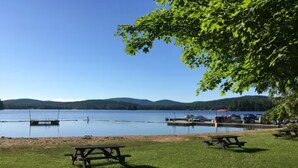 Un espace de pique-nique au bord du lac, équipé de bancs et d’un quai.