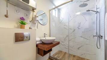 Comfort-Apartment, Balkon, eingeschränkter Seeblick | Badezimmer