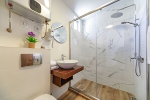 Comfort-Apartment, Balkon, eingeschränkter Seeblick | Badezimmer