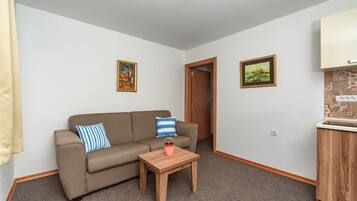 Comfort-Apartment, Balkon, eingeschränkter Seeblick | Wohnbereich