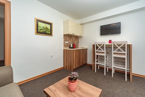 Comfort Apartment, Balcony, Partial Lake View | Bahagian dalam
