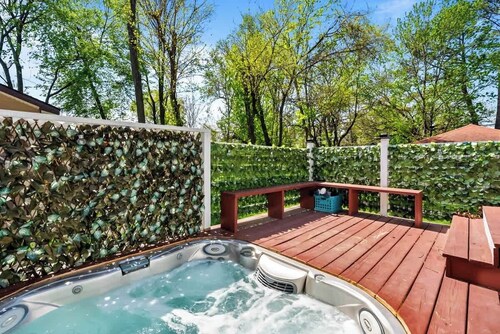 Soak in the Garden Spa; Central to Historic Town