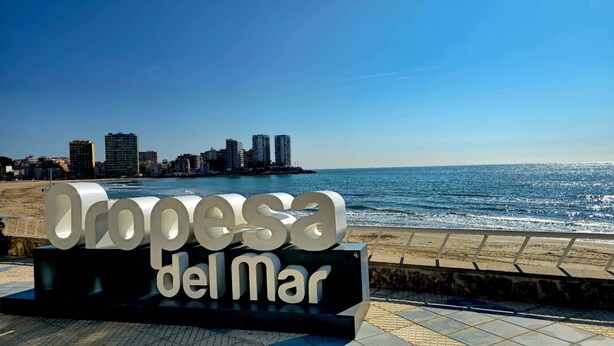A sign with 'Oopesa del Mar' text, a beach, and a city skyline in the background. - Large Duplex Penthouse with terrace, AC, Wifi and very spacious beds (Orpesa)