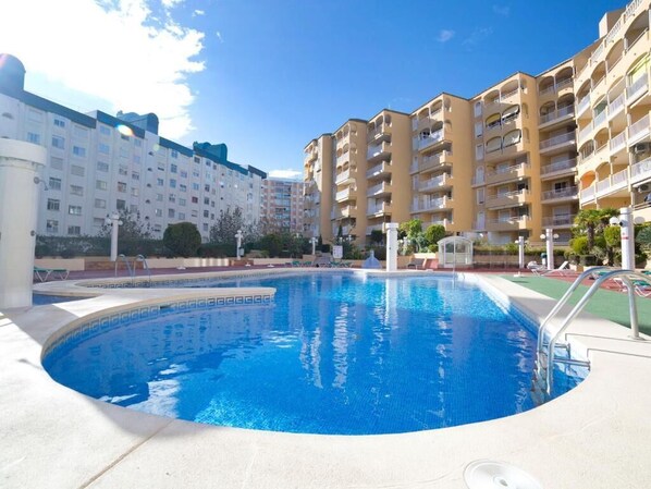 A swimming pool surrounded by multi-story residential buildings with balconies. - Exclusive penthouse in the center with large terrace and magnificent views (Calpe)