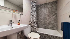 A bathroom with a white sink, a toilet, a shower curtain, and a bathtub. - Exclusive penthouse in the center with large terrace and magnificent views (Calpe)