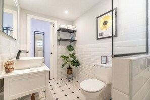 A bathroom with a white sink, toilet, and a potted plant. - LXR Puebloblanco 2-Bedroom Near the Sea (Torremolinos)