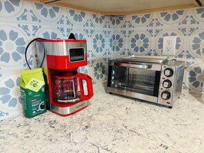 Eine Küche mit Kaffeemaschine, Toaster und einer Kaffeepackung.