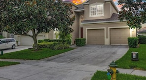 Ein Wohnhof mit Hydrant, Garage und Baum.