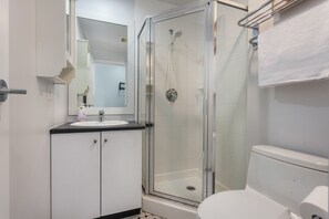 A bathroom with a glass-enclosed shower, a white sink, and a toilet. - 2 Bed 2 Bath Free Parking Downtown Vancouver (Vancouver)