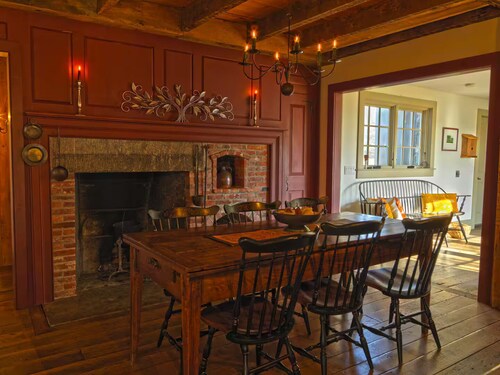 Historic Hilltop Family Farmhouse, Pool, Hot Tub & the Best Sunset Views