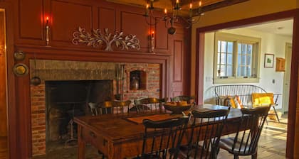 Historic Hilltop Family Farmhouse, Pool, Hot Tub & the Best Sunset Views
