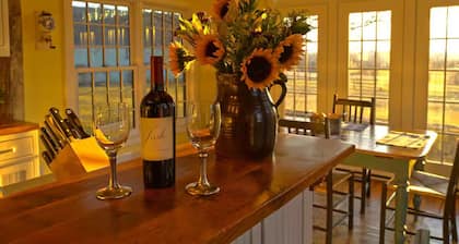 Historic Hilltop Family Farmhouse, Pool, Hot Tub & the Best Sunset Views
