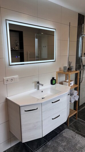 Dusche, Haartrockner, Seife, Toilettenpapier