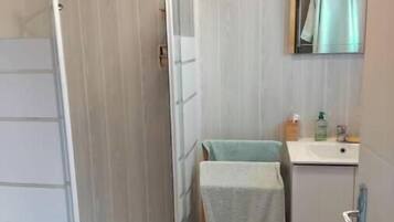 Doccia, asciugamani, sapone, carta igienica