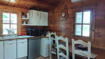 Fridge, stovetop, coffee/tea maker, electric kettle