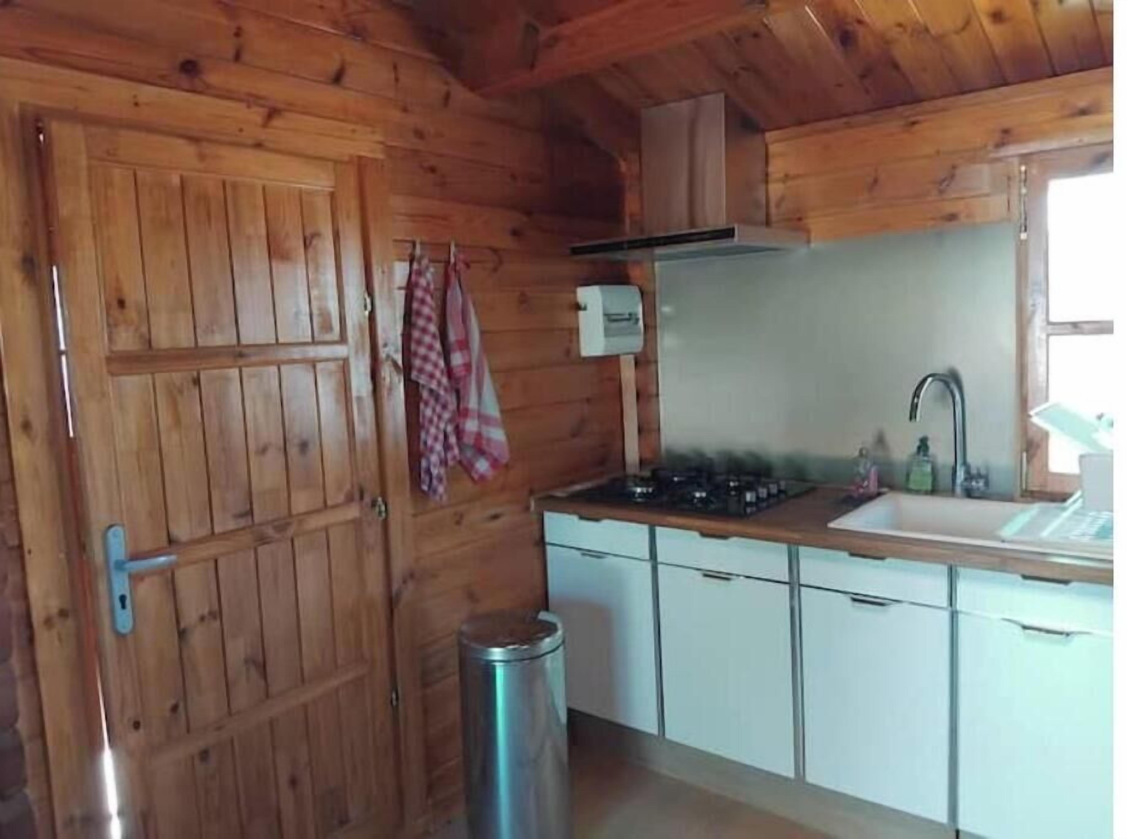 Fridge, stovetop, coffee/tea maker, electric kettle