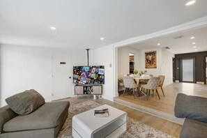 Een moderne woonkamer met een bank, salontafel en een tv-meubel.