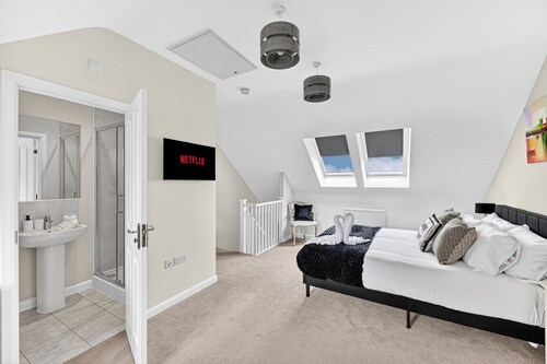Charming House • Sleeps 6 • Driveway Parking • Garden • Work Desk • Fast Wifi • Yoko Property