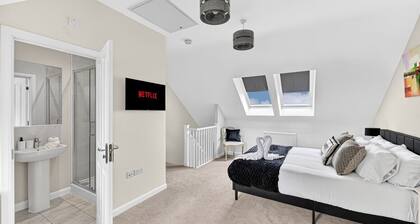 Charming House • Sleeps 6 • Driveway Parking • Garden • Work Desk • Fast Wifi • Yoko Property