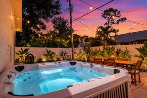 Outdoor dining - Designer Sarasota Retreat w/ Karaoke Lounge 30+ Nights Only (Sarasota)