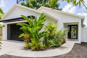 Exterior - Designer Sarasota Retreat w/ Karaoke Lounge 30+ Nights Only (Sarasota)