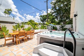 Outdoor dining - Designer Sarasota Retreat w/ Karaoke Lounge 30+ Nights Only (Sarasota)