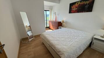 Deluxe appartement, uitzicht op stad | Een bureau, een laptopwerkplek, een strijkplank/strijkijzer, gratis wifi