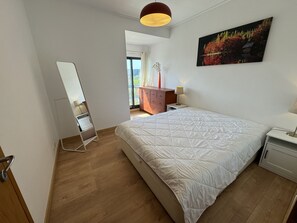Deluxe appartement, uitzicht op stad | Een bureau, een laptopwerkplek, een strijkplank/strijkijzer, gratis wifi
