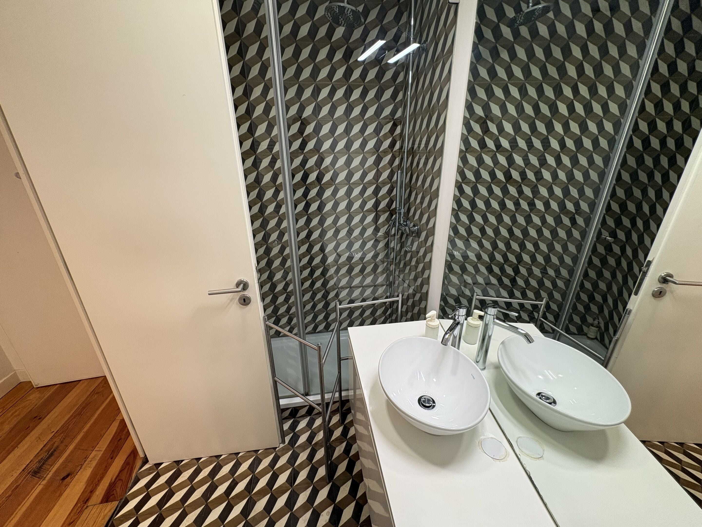 Deluxe appartement, uitzicht op stad | Badkamer | Een douche, een haardroger, handdoeken, zeep