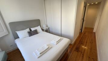 Deluxe appartement, uitzicht op stad | Een bureau, een laptopwerkplek, een strijkplank/strijkijzer, gratis wifi