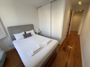 Apartemen Deluks, pemandangan kota | Meja kerja, ruang kerja ramah laptop, dan setrika/meja setrika