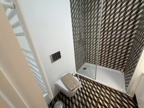 Deluxe appartement, uitzicht op stad | Badkamer | Een douche, een haardroger, handdoeken, zeep