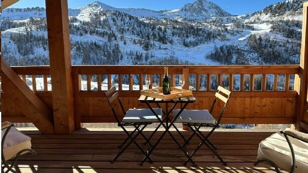 A wooden deck with a table and chairs, overlooking a snowy mountain landscape. - Luxury apartment, South-facing terrace, Exceptional view, Lock-up garage (Isola)