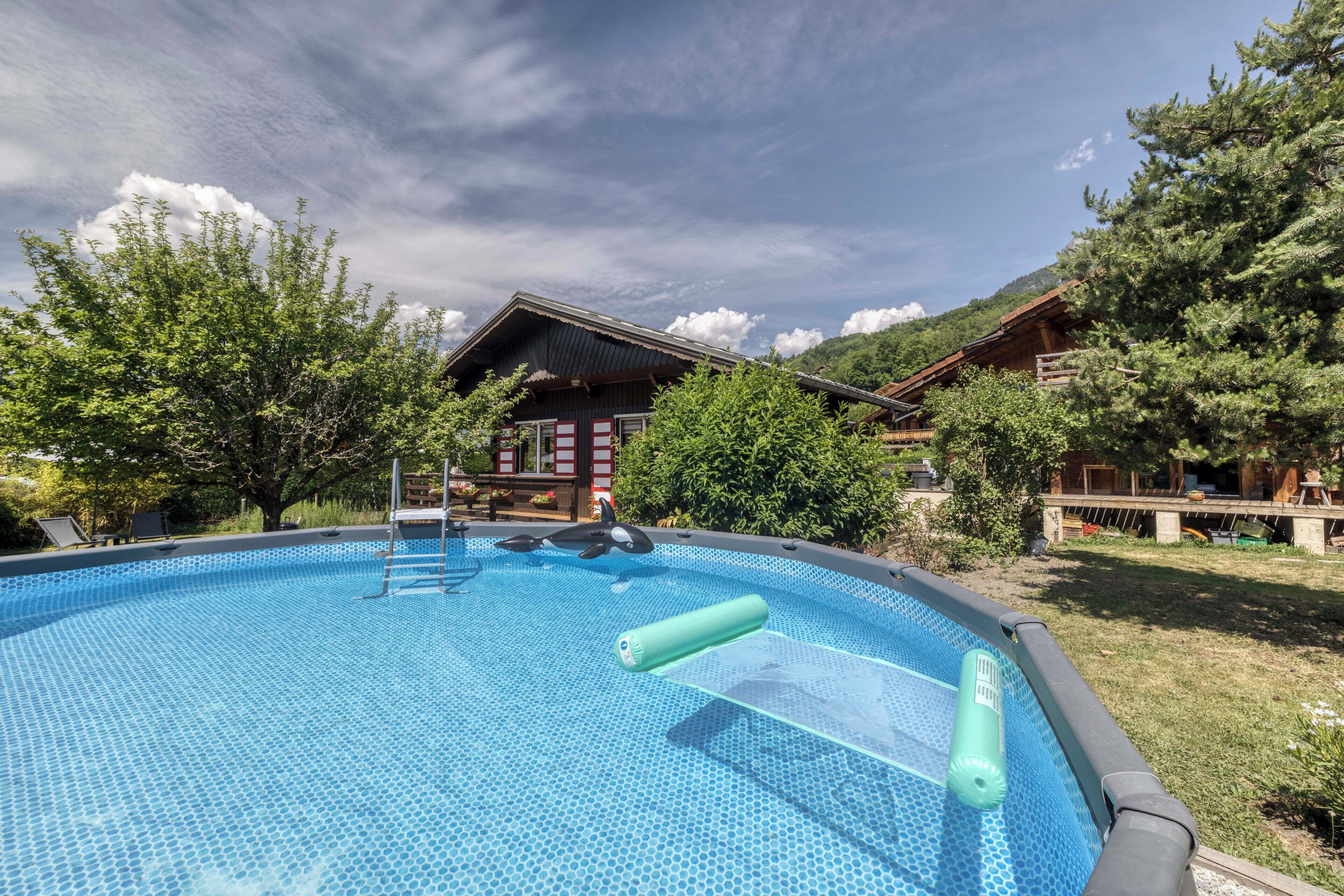 Una piscina al aire libre