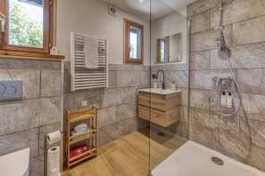 Een douche, een haardroger, handdoeken, zeep