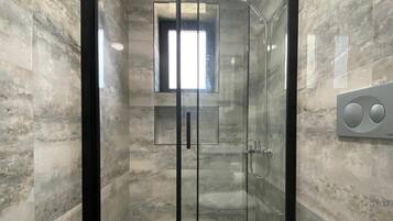 Shower, jetted tub, hair dryer, towels