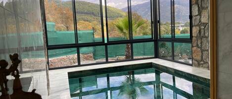 Piscine couverte, piscine extérieure
