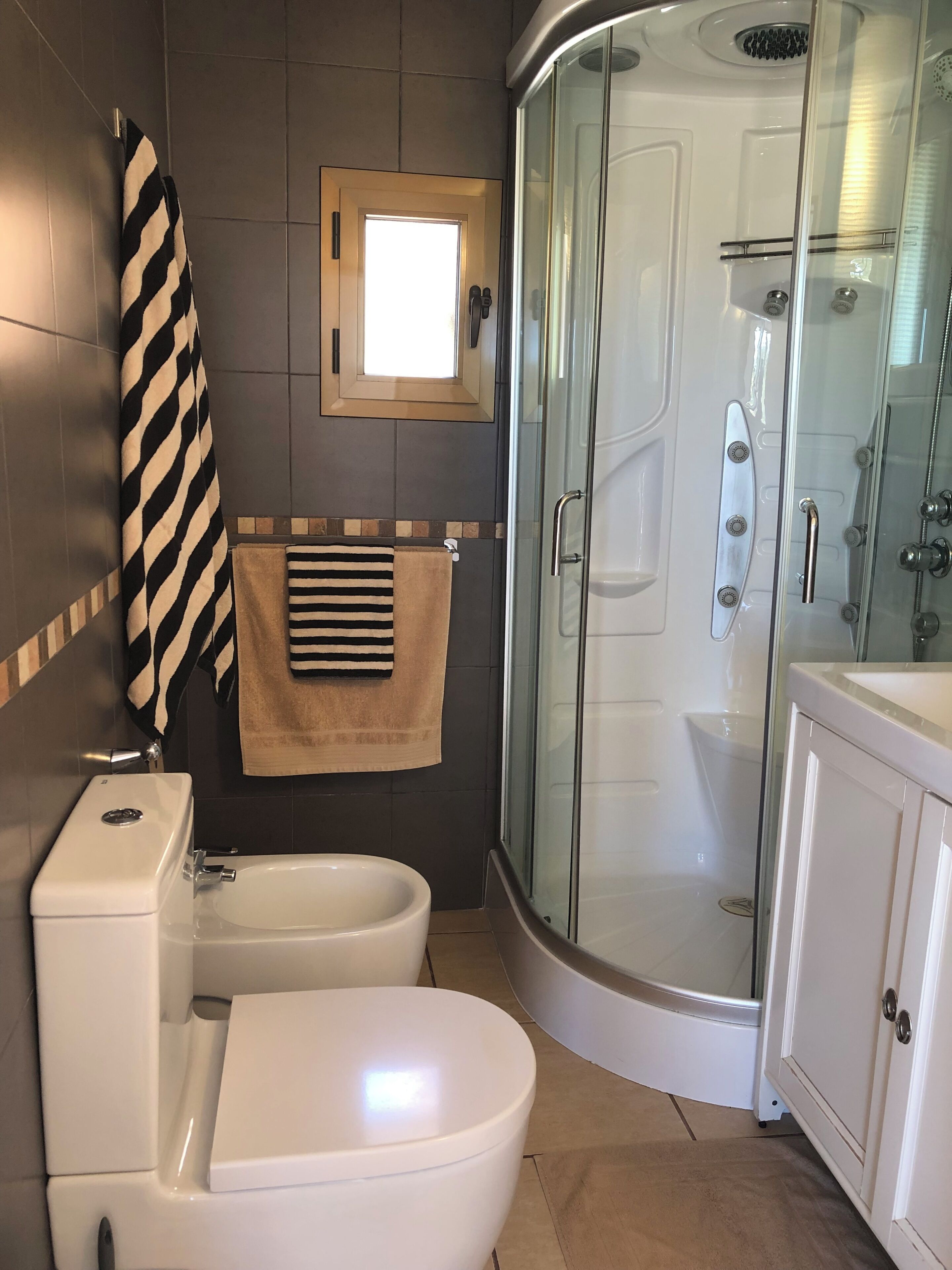 Douche, sèche-cheveux, bidet, serviettes fournies