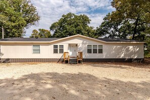 Front of the house with parking out front - Big Lake, No Schedule | Sleeps 8 | Pet Friendly (Kingston)