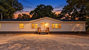 Twilight glow on this lake retreat, minutes from Lake Texoma - Big Lake, No Schedule | Sleeps 8 | Pet Friendly (Kingston)