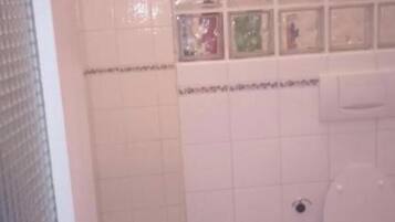 Dusche, Haartrockner, Bidet, Handtücher